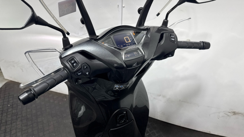 (23MY) Honda SH125i with Top Box